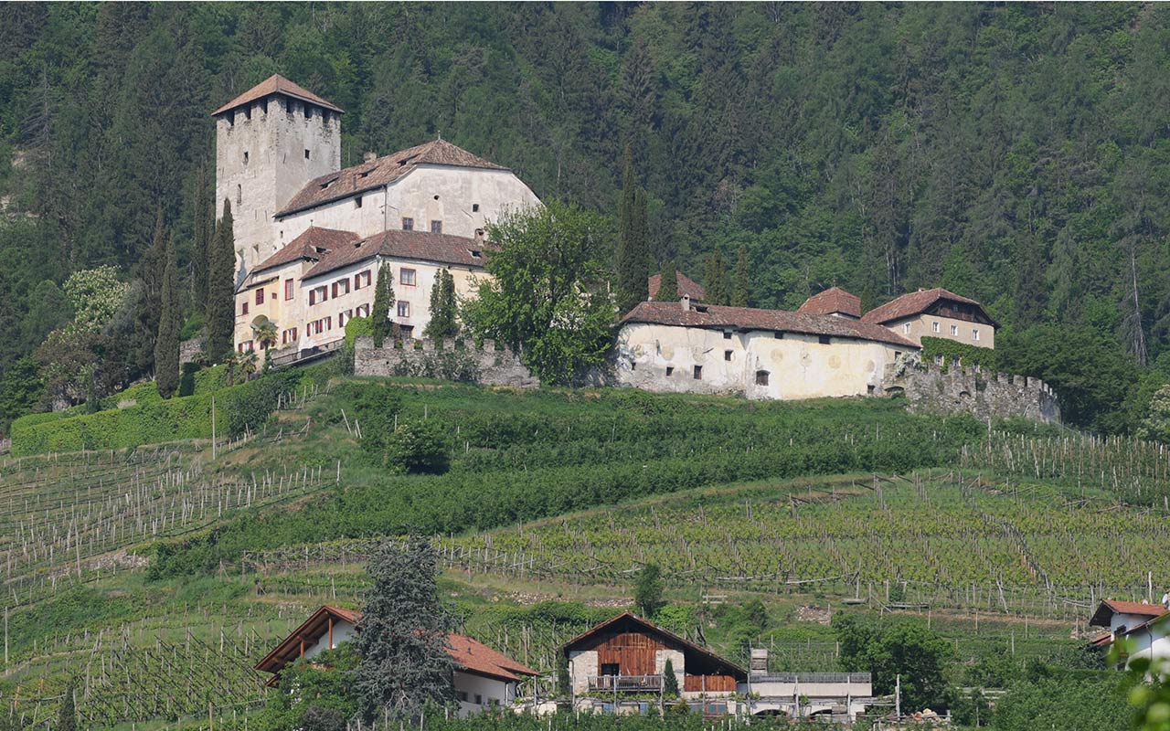 Schloss Löwenberg auf einem Hügel in Tscherms in Südtirol