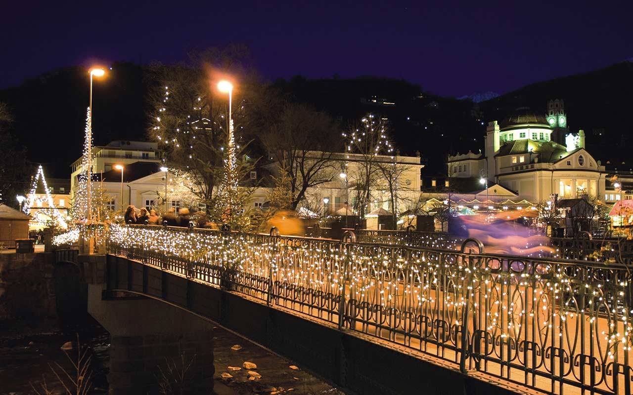 Beleuchtete Brücke in Meran in der Weihnachtszeit