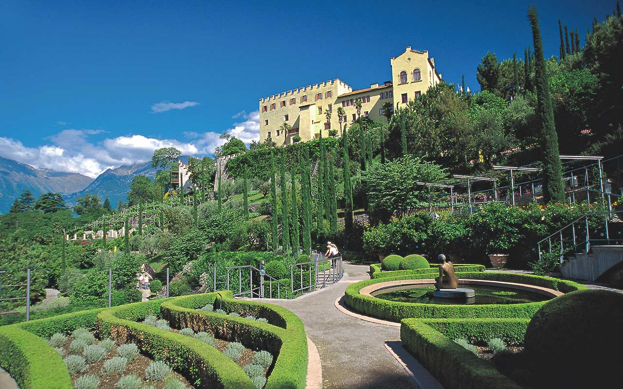 Der Garten von Schloss Trauttmansdorff in Meran an einem sonnigen Tag