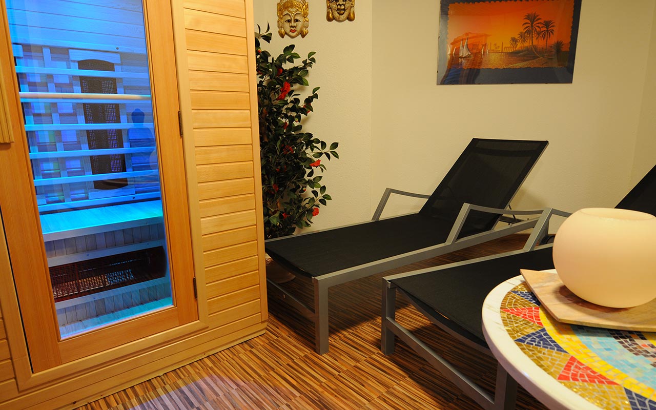 Area wellness e relax con lettini neri per riposarsi all'Hotel FleurAlp