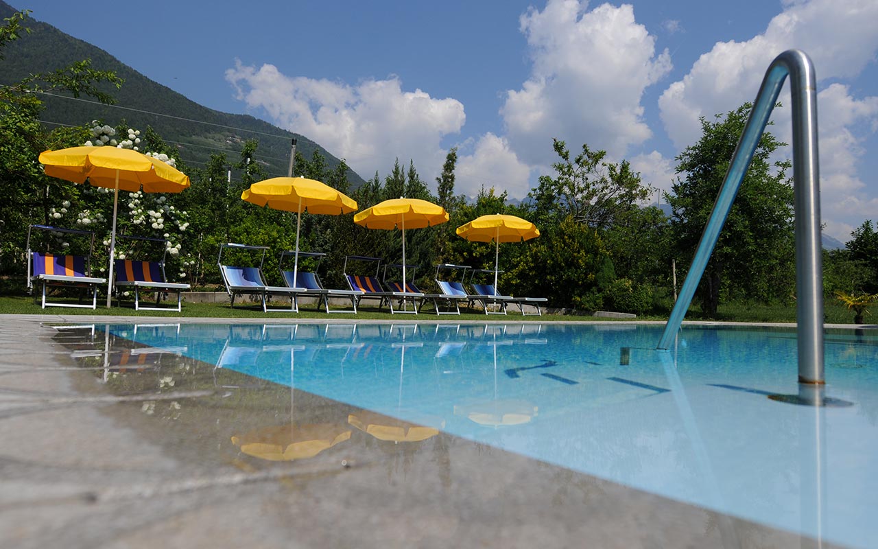 Piscina con ombrelloni gialli e sedie a sdraio