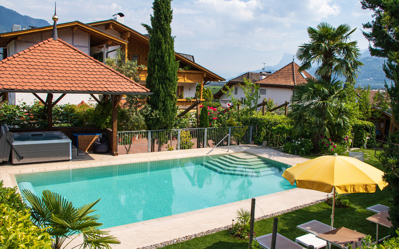 Vista esterna dell’Hotel Fleuralp di Cermes con la piscina in estate