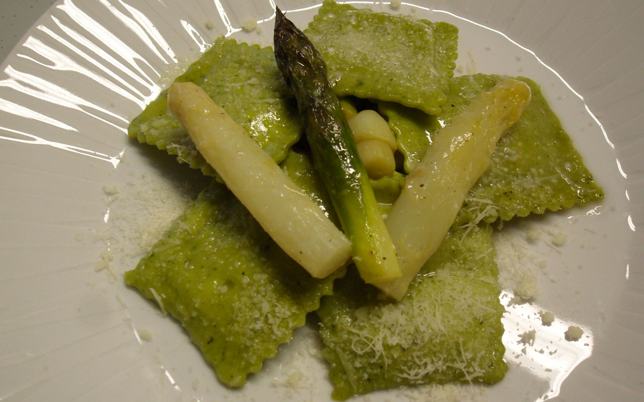 Spinatravioli mit weißen und grünen Spargeln