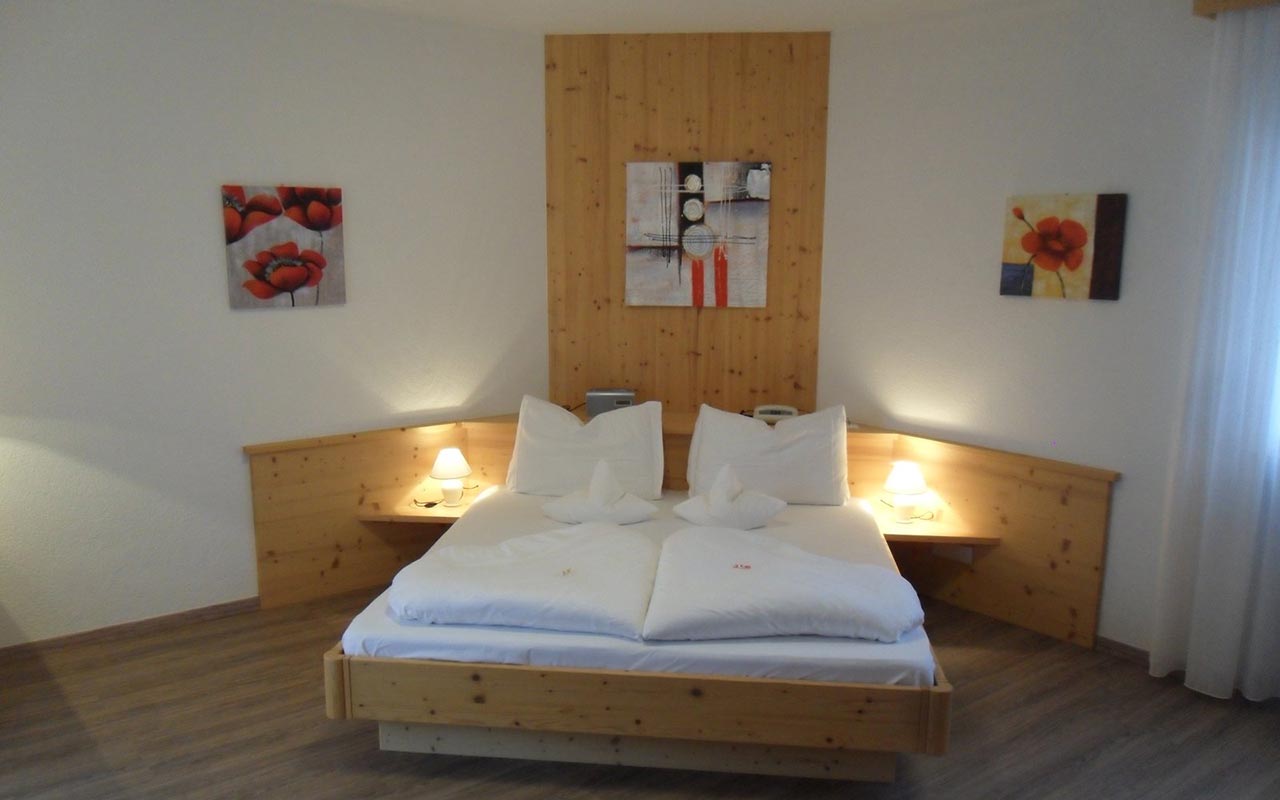 Tavolino e divano vicino a letto matrimoniale